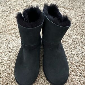 NWOT Kirkland kids, black sheepskin boots size 4